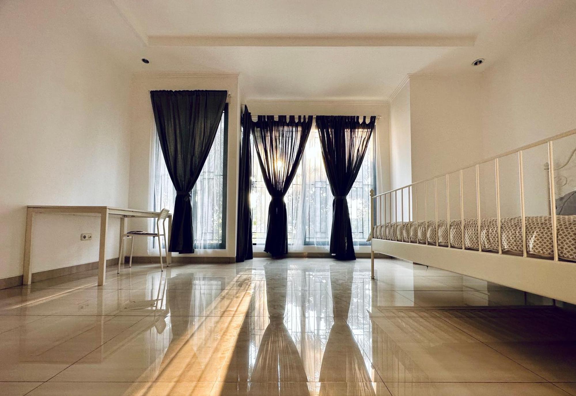 4-Bedroom Home In South Jakarta Nuansa Swadarma Residence By Le Ciel Hospitality מראה חיצוני תמונה