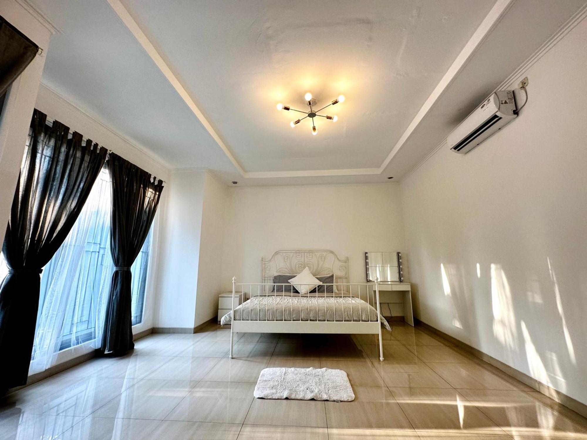 4-Bedroom Home In South Jakarta Nuansa Swadarma Residence By Le Ciel Hospitality מראה חיצוני תמונה