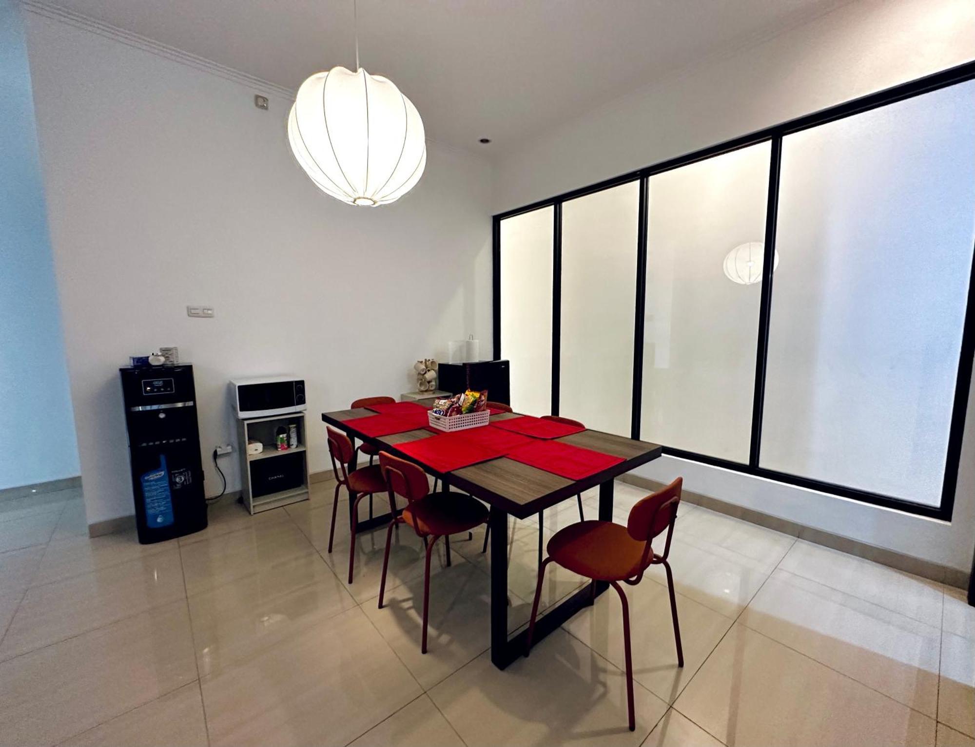 4-Bedroom Home In South Jakarta Nuansa Swadarma Residence By Le Ciel Hospitality מראה חיצוני תמונה