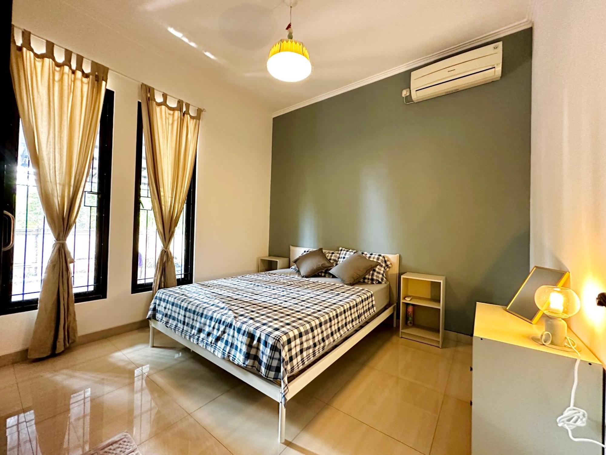 4-Bedroom Home In South Jakarta Nuansa Swadarma Residence By Le Ciel Hospitality מראה חיצוני תמונה