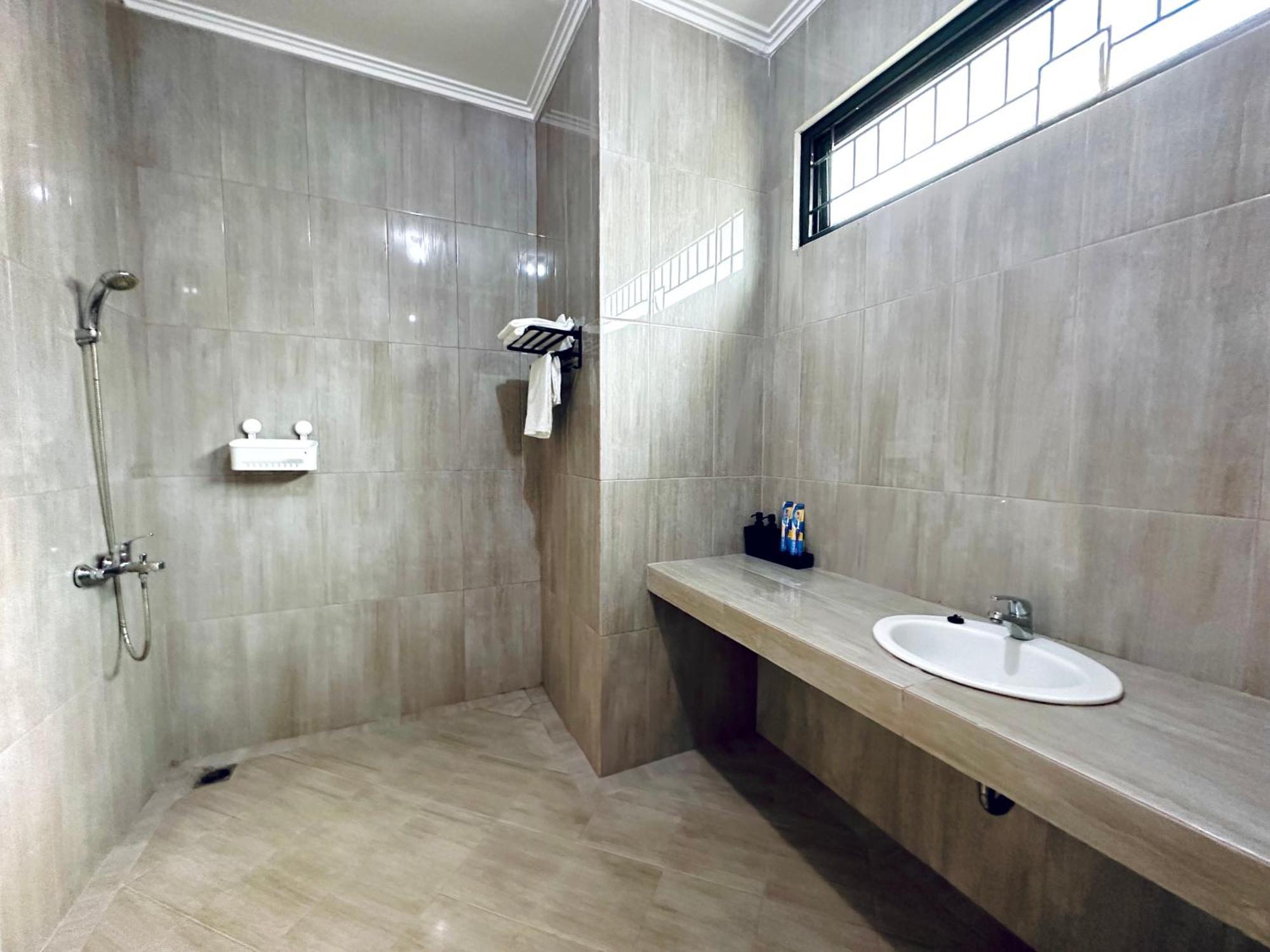 4-Bedroom Home In South Jakarta Nuansa Swadarma Residence By Le Ciel Hospitality חדר תמונה